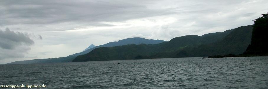Blick auf die Kste von Albay von der Insel Atulayan