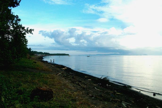 Dancalan Beach nach Taifun bei Donsol, Philippinen